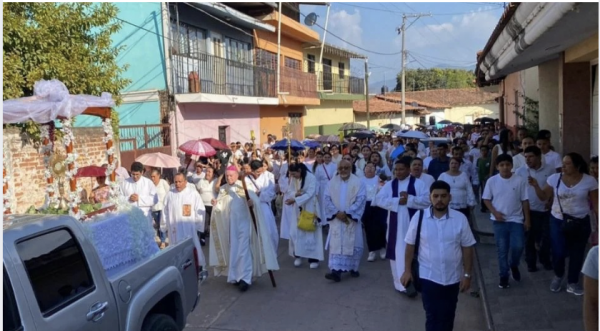 Decenas de personas realizan caravana por la paz en Aguililla, tierra de "El Mencho"